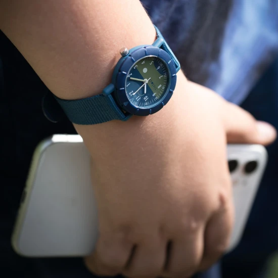 Náramkové športové ručičkové hodinky Ticlock: Hrdina štadióna