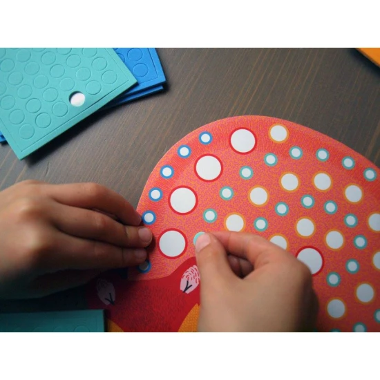 Mozaika rozprávkových zvierat vytvorená zo vzorkovaných penových samolepiek 3 rôznych veľkostí.