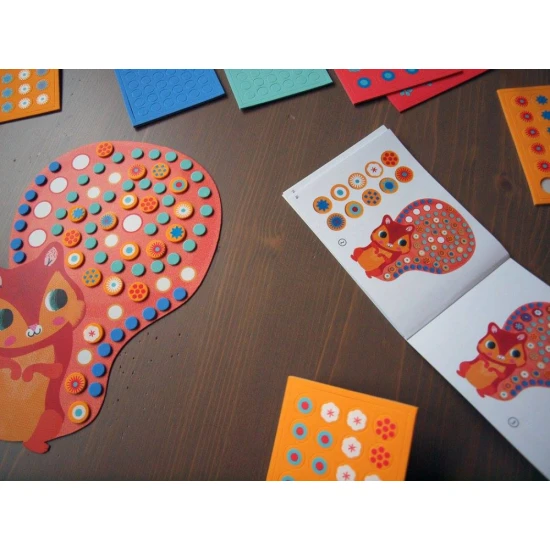 Mozaika rozprávkových zvierat vytvorená zo vzorkovaných penových samolepiek 3 rôznych veľkostí.