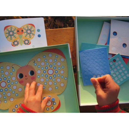 Mozaika rozprávkových zvierat vytvorená zo vzorkovaných penových samolepiek 3 rôznych veľkostí.