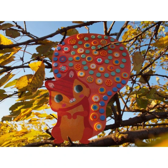 Mozaika rozprávkových zvierat vytvorená zo vzorkovaných penových samolepiek 3 rôznych veľkostí.