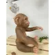 Roztomilé vinylové opičie bábätko s kockovaným overalom, 32 cm, s pohyblivými kĺbmi a možnosťou kúpania.