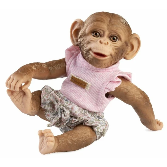 Realistická opička bábika Guca 32 cm v kvetovanom outfite – celovinylové telo