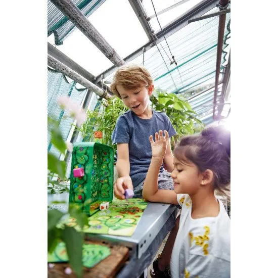 Šťastné hody kockami a šikovné pohyby dostanú vašich slimákov na stupne víťazov, aby získali čo najviac bodov a vyhrali!