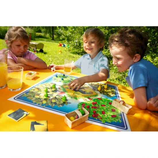 Podarí sa ti ochrániť ovocný sad pred zlým havranom? Spoločenská hra Ovocný sad podporuje zručnosti a jemnú motoriku.