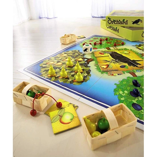 Podarí sa ti ochrániť ovocný sad pred zlým havranom? Spoločenská hra Ovocný sad podporuje zručnosti a jemnú motoriku.