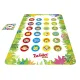 Deti hrajú Twister Junior na obojstrannej podložke so zvieracími motívmi, napodobňujú zvuky a pohyby zvierat, zatiaľ čo sa otáča farebný spinner.
