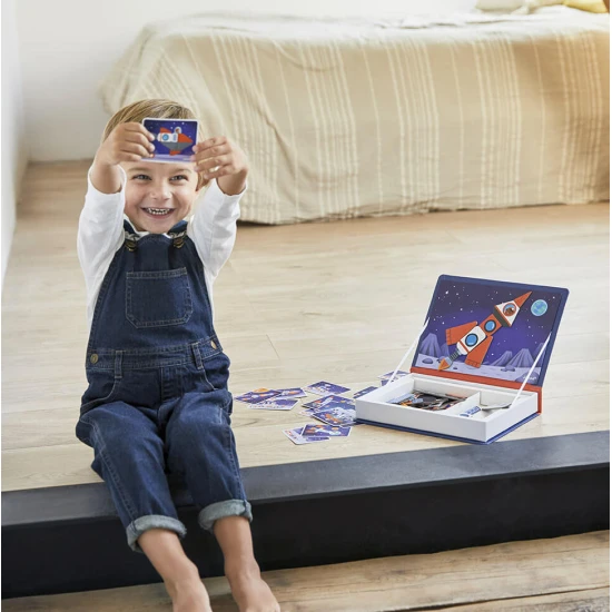 Magnetická kniha Vesmír: Deti skladajú vesmírne vozidlá a postavičky.