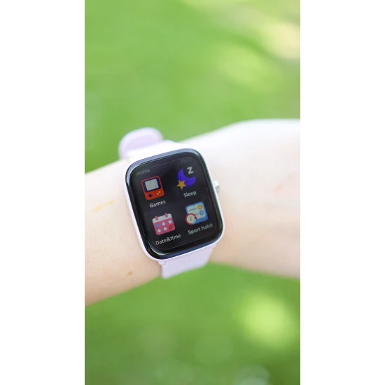 Fialové detské Kiddoboo smart hodinky Lilac s monitorovaním rôznych každodenných aktivít, farebným displejom a pohodlným remienkom.​