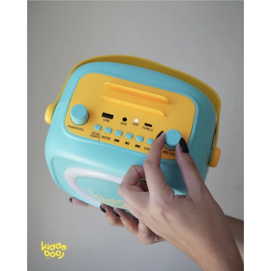 Zelený detský Kiddoboo bluetooth karaoke set mikrofón a reproduktor KidsVoice Mint s RGB osvetlením a zábavnými efektmi pre deti od 3 rokov.