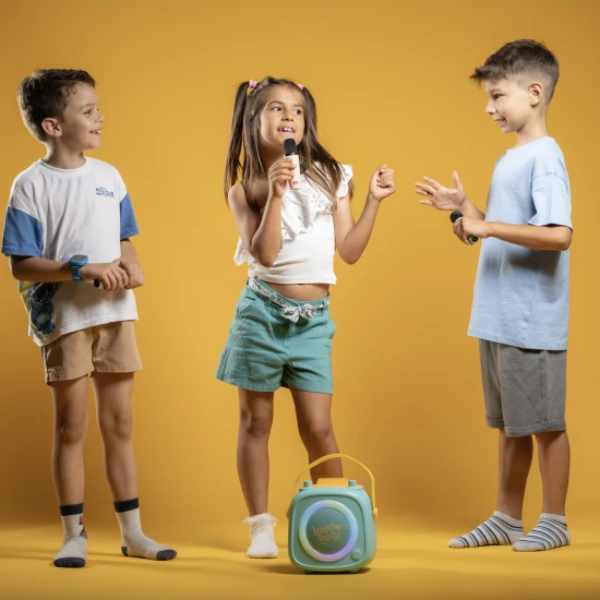 Zelený detský Kiddoboo bluetooth karaoke set mikrofón a reproduktor KidsVoice Mint s RGB osvetlením a zábavnými efektmi pre deti od 3 rokov.