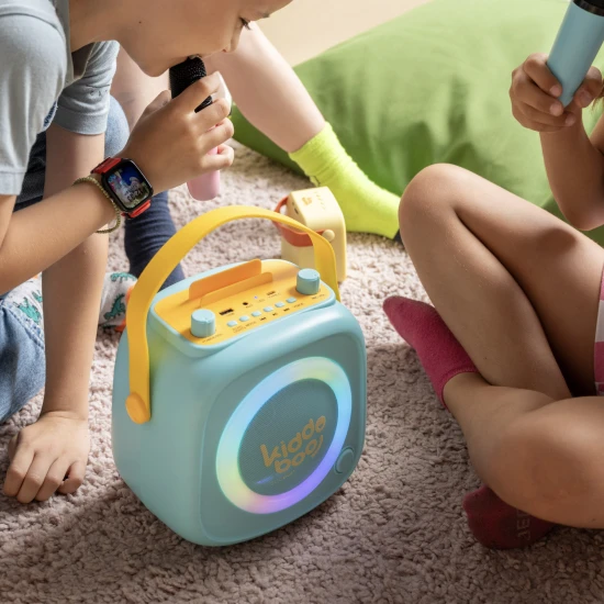 Zelený detský Kiddoboo bluetooth karaoke set mikrofón a reproduktor KidsVoice Mint s RGB osvetlením a zábavnými efektmi pre deti od 3 rokov.