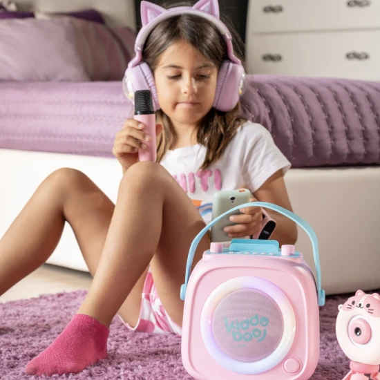 Ružový detský Kiddoboo bluetooth karaoke set mikrofón a reproduktor KidsVoice Pink s RGB osvetlením a zábavnými efektmi pre deti od 3 rokov.