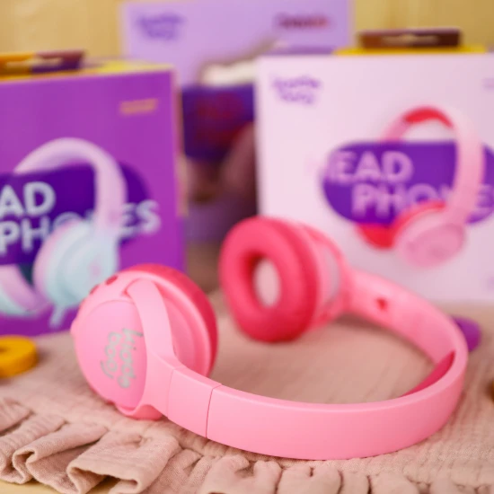 Detské bezdrôtové slúchadlá Kiddoboo Flamingo Pink s LED svetlom a kvalitným mikrofónom – bezpečné a štýlové slúchadlá pre deti od 6 rokov.