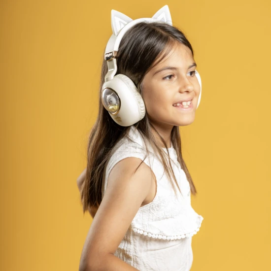 Detské bezdrôtové slúchadlá Kiddoboo Delulu Gold s LED svetlom a mačacími uškami – bezpečné a štýlové slúchadlá pre deti od 7 rokov.