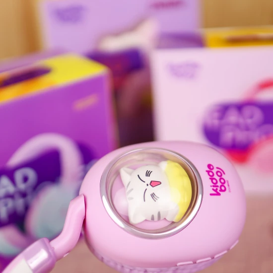 Detské bezdrôtové slúchadlá Kiddoboo Delulu Lavender s LED svetlom a mačacími uškami – bezpečné a štýlové slúchadlá pre deti od 7 rokov.