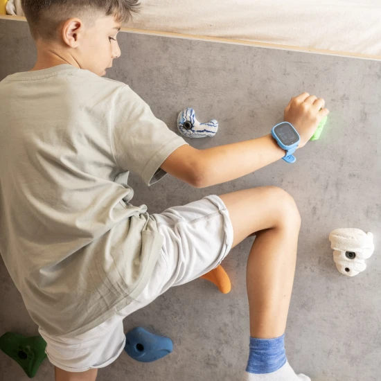 Detské smart hodinky Kiddoboo x Lagenio WatchMe 4G v modro-čiernej farbe s displejom, kamerou a SOS funkciou – bezpečný a hravý doplnok pre deti.