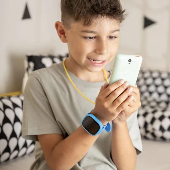 Detské smart hodinky Kiddoboo x Lagenio WatchMe 4G v modro-čiernej farbe s displejom, kamerou a SOS funkciou – bezpečný a hravý doplnok pre deti.