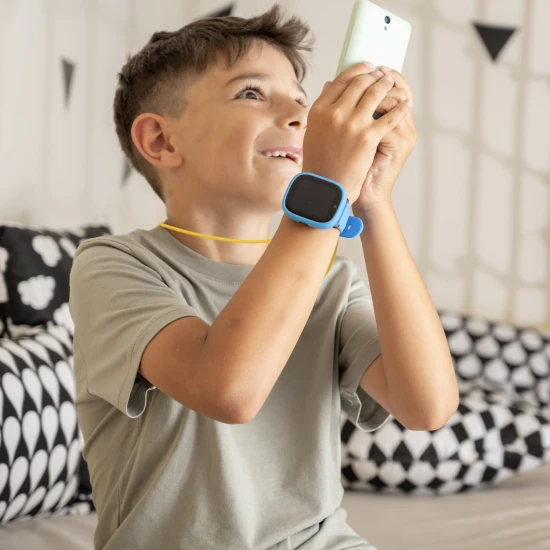 Detské smart hodinky Kiddoboo x Lagenio WatchMe 4G v modro-čiernej farbe s displejom, kamerou a SOS funkciou – bezpečný a hravý doplnok pre deti.