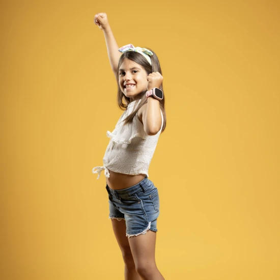 Detské smart hodinky Kiddoboo x Lagenio WatchMe 4G v ružovo-fialovej farbe s displejom, kamerou a SOS funkciou – bezpečný a hravý doplnok pre deti.