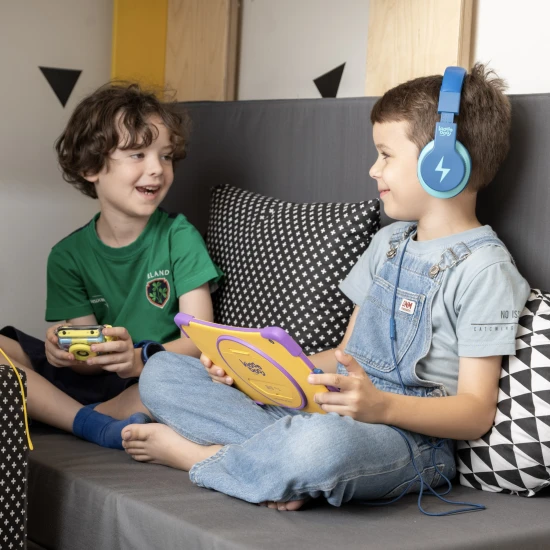 Kiddoboo detské slúchadlá Blue Sky v príjemnej modrej farbe s obmedzením hlasitosti a pohodlným dizajnom pre deti od 6 rokov.