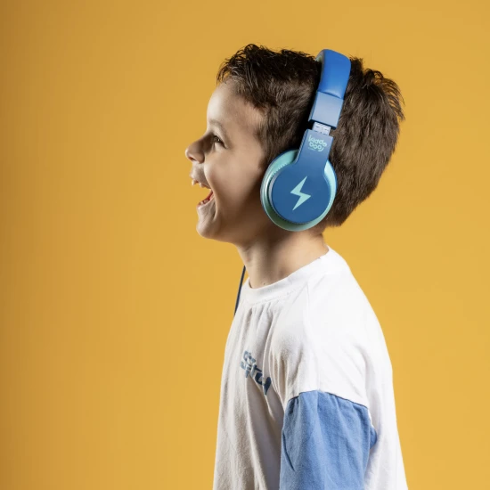 Kiddoboo detské slúchadlá Blue Sky v príjemnej modrej farbe s obmedzením hlasitosti a pohodlným dizajnom pre deti od 6 rokov.