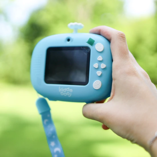 Detský fotoaparát Kiddoboo FotoFun 2 Whale Blue – modrý instantný foťák pre deti s okamžitou tlačou, farebnými fixkami a zábavnými rámikmi na fotografie.