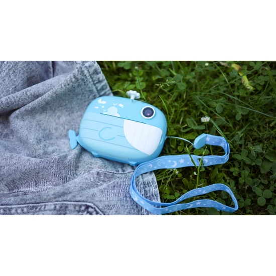 Detský fotoaparát Kiddoboo FotoFun 2 Whale Blue – modrý instantný foťák pre deti s okamžitou tlačou, farebnými fixkami a zábavnými rámikmi na fotografie.