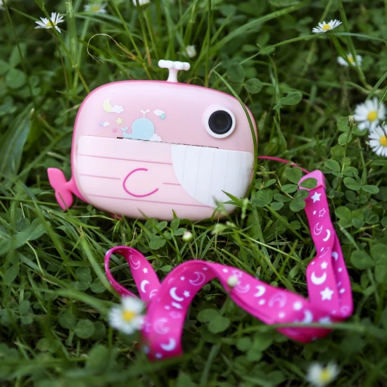 Detský fotoaparát Kiddoboo FotoFun 2 Whale Pink – ružový instantný foťák pre deti s okamžitou tlačou, farebnými fixkami a zábavnými rámikmi na fotografie.