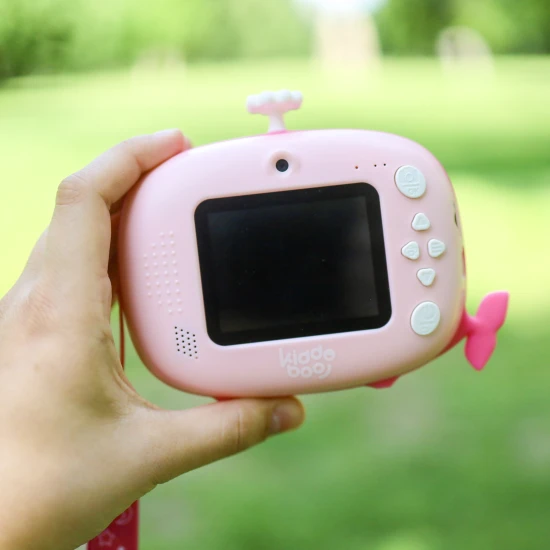 Detský fotoaparát Kiddoboo FotoFun 2 Whale Pink – ružový instantný foťák pre deti s okamžitou tlačou, farebnými fixkami a zábavnými rámikmi na fotografie.