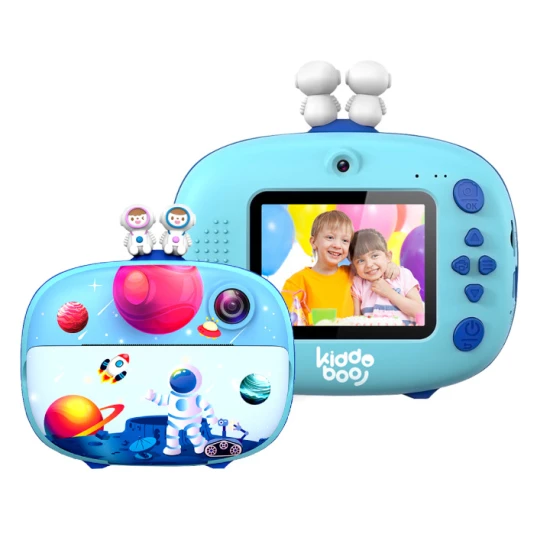 Detský fotoaparát Kiddoboo FotoFun 2 Space Blue – modrý instantný foťák pre deti s okamžitou tlačou, farebnými fixkami a zábavnými rámikmi na fotografie.