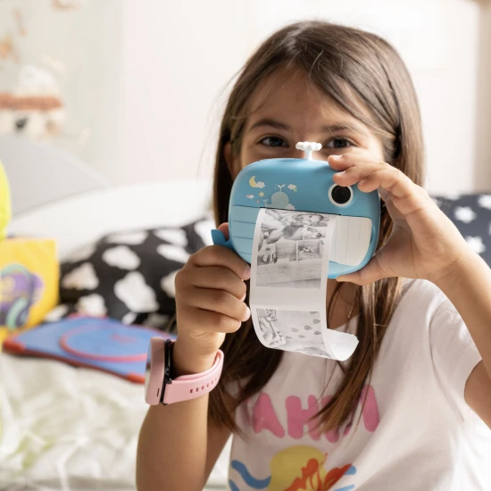 Detský fotoaparát Kiddoboo FotoFun 2 Space Blue – modrý instantný foťák pre deti s okamžitou tlačou, farebnými fixkami a zábavnými rámikmi na fotografie.
