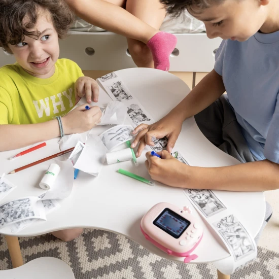 Detský fotoaparát Kiddoboo FotoFun 2 Space Purple – fialový instantný foťák pre deti s okamžitou tlačou, farebnými fixkami a zábavnými rámikmi na fotografie.