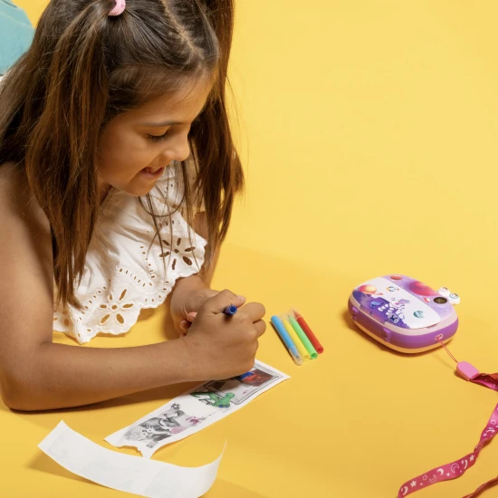 Detský fotoaparát Kiddoboo FotoFun 2 Space Purple – fialový instantný foťák pre deti s okamžitou tlačou, farebnými fixkami a zábavnými rámikmi na fotografie.