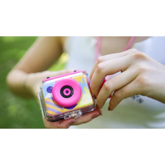 Detská akčná kamera Kiddoboo Splash Pink – ružová vodotesná kamera s otočnou kamerou a príslušenstvom pre malé dobrodružstvá.​