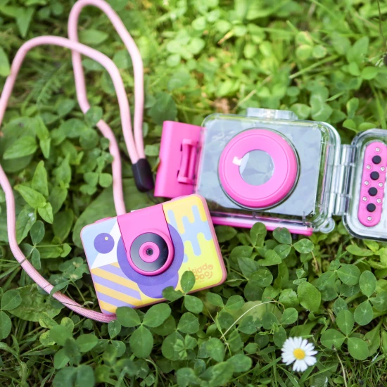 Detská akčná kamera Kiddoboo Splash Pink – ružová vodotesná kamera s otočnou kamerou a príslušenstvom pre malé dobrodružstvá.​