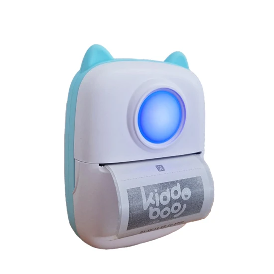 Detská prenosná tlačiareň Kiddoboo FotoPrint – biela tlačiareň s LED osvetlením, samolepiacim papierom a farebnými fixkami pre kreatívnu zábavu.