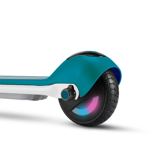 Bielo-zelená detská elektrická kolobežka Kiddoboo KiddoRider s protišmykovou podložkou, LED svetlom a skladacím rámom – ideálna pre deti od 6 rokov.