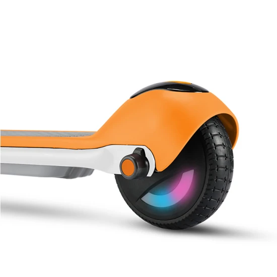 Biela detská elektrická kolobežka Kiddoboo KiddoRider s protišmykovou podložkou, LED svetlom a skladacím rámom – ideálna pre deti od 6 rokov.