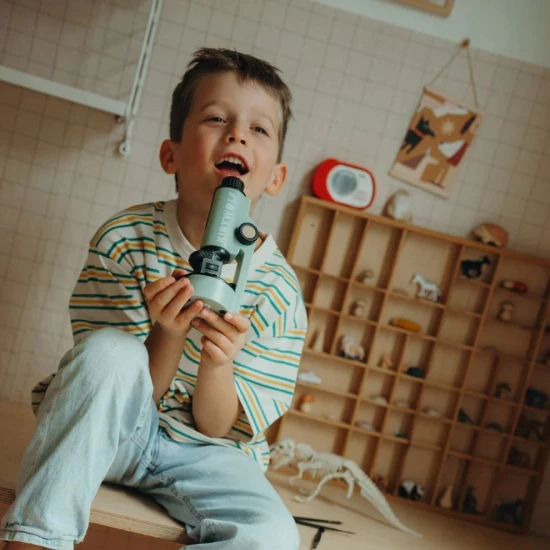 Prenosny mikroskop KIDYMICROSCOPE zeleny – detsky vedecky mikroskop so zvacsenim a osvetlenim