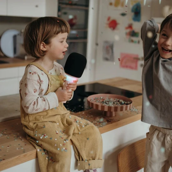 Detský karaoke mikrofón KIDYMIC s LED osvetlením a meničom hlasu pre dokonalú zábavu