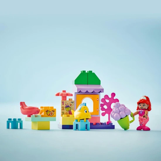 LEGO DUPLO stavebnica s Ariel a Šupinkou pri hravom stánku s kávou.