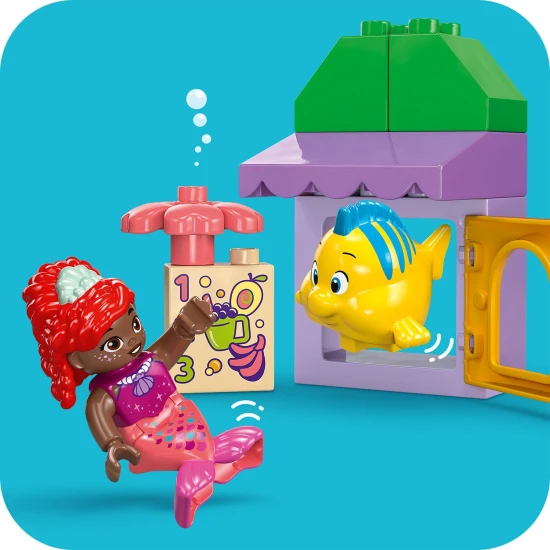 LEGO DUPLO stavebnica s Ariel a Šupinkou pri hravom stánku s kávou.