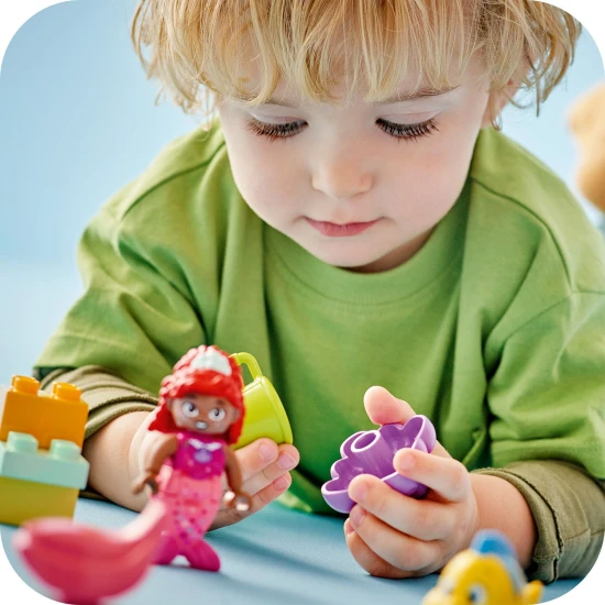 LEGO DUPLO stavebnica s Ariel a Šupinkou pri hravom stánku s kávou.