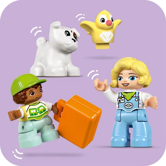 Interaktívny LEGO vláčik prechádza okolo jazera s kačičkami a parku plného života, vydávajúc zvuky a svetelné efekty.