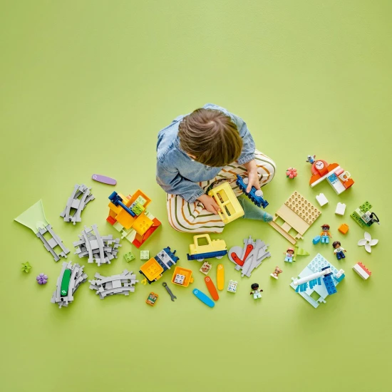 LEGO DUPLO Veľký interaktívny komunitný vláčik s postavičkami a akčnými kockami