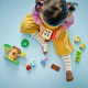 LEGO® DUPLO® Prasiatko Peppa – Záhrada a Dom na Strome s Pepou a Tomom preskúmavajúci záhradu.