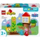 LEGO® DUPLO® Prasiatko Peppa – Záhrada a Dom na Strome s Pepou a Tomom preskúmavajúci záhradu.