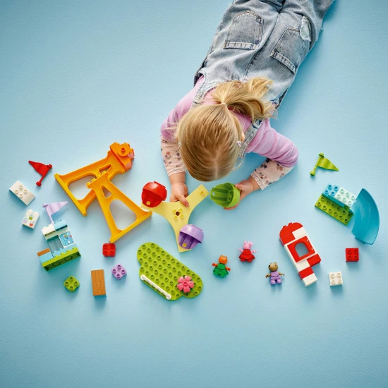 LEGO DUPLO Zábavný park s figúrkami Peppy, Cili a Danyho na ruskom kolese a šmýkačke.