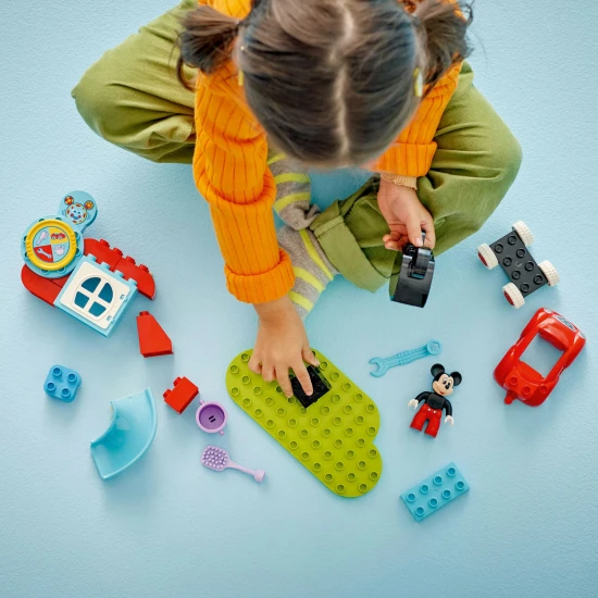 LEGO DUPLO Mickey Mouseov klub s interaktívnym kolesom a zostaviteľným autíčkom